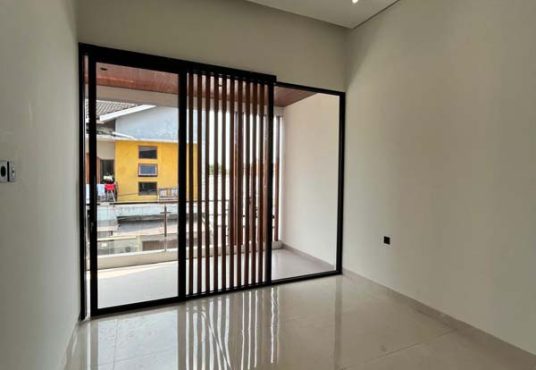 Rumah Mewah 2 Lantai Kontemporer Kolam Renang Jl. Palagan Dekat Kampus UGM