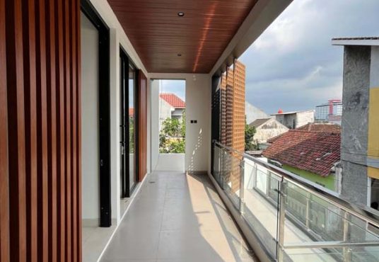 Rumah Mewah 2 Lantai Kontemporer Kolam Renang Jl. Palagan Dekat Kampus UGM