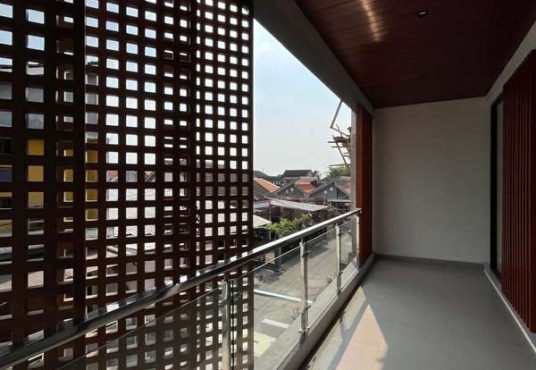 Rumah Mewah 2 Lantai Kontemporer Kolam Renang Jl. Palagan Dekat Kampus UGM
