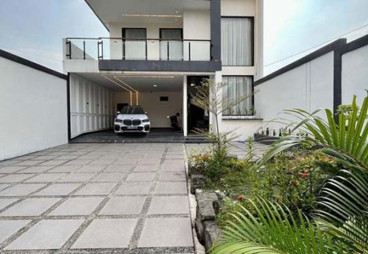 Rumah Mewah Luas Kolam Renang dekat RSA UGM