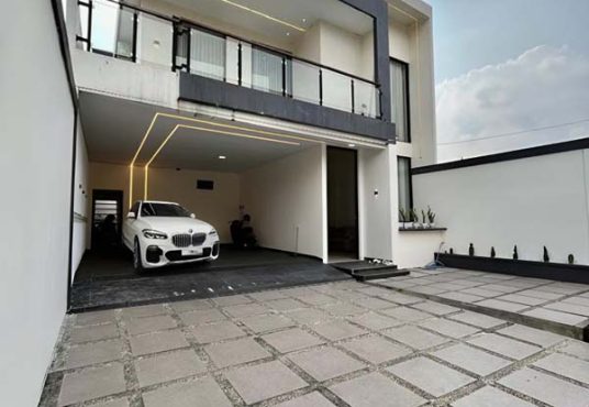 Rumah Mewah Luas Kolam Renang dekat RSA UGM
