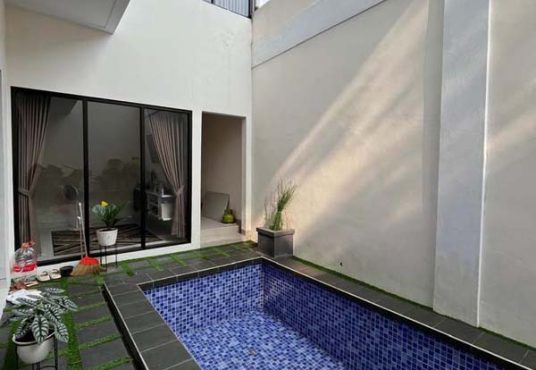 Rumah Mewah Luas Kolam Renang dekat RSA UGM