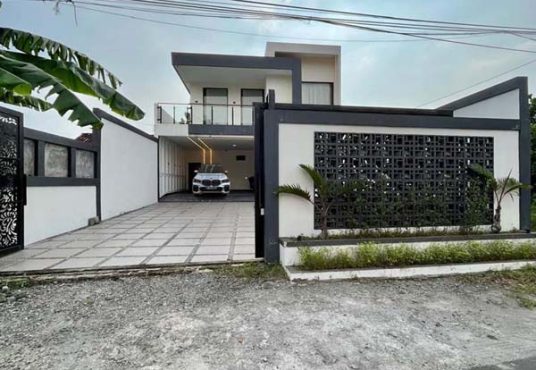 Rumah Mewah Luas Kolam Renang dekat RSA UGM