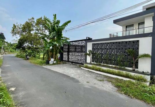 Rumah Mewah Luas Kolam Renang dekat RSA UGM