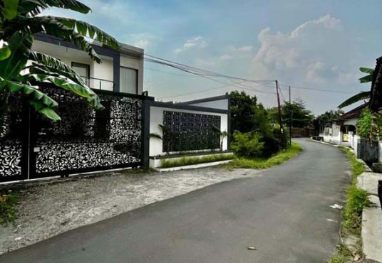 Rumah Mewah Luas Kolam Renang dekat RSA UGM