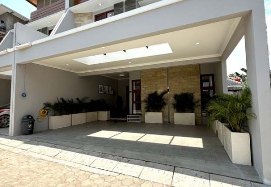 RUMAH MEWAH 2 LANTAI FULL FURNISHED Dalam Cluster Eksklusif di Dalam Ringroad Gedongkuning
