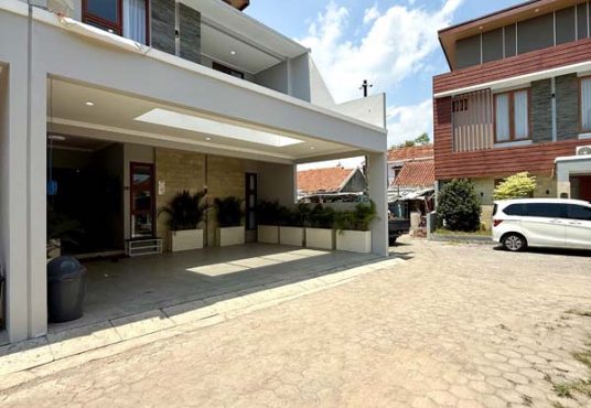 RUMAH MEWAH 2 LANTAI FULL FURNISHED Dalam Cluster Eksklusif di Dalam Ringroad Gedongkuning
