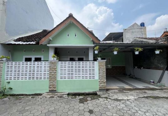 RUMAH CANTIK KEKINIAN FULL FURNISHED DALAM PERUMAHAN BANGUNTAPAN ASRI