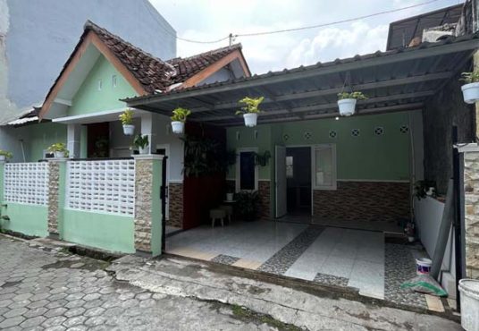 RUMAH CANTIK KEKINIAN FULL FURNISHED DALAM PERUMAHAN BANGUNTAPAN ASRI