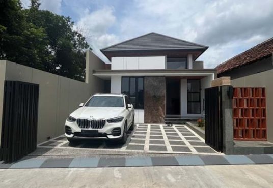 Rumah Limasan Tropis Modern dengan Tanah Luas di Jakal Km 10