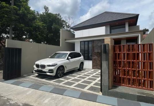 Rumah Limasan Tropis Modern dengan Tanah Luas di Jakal Km 10