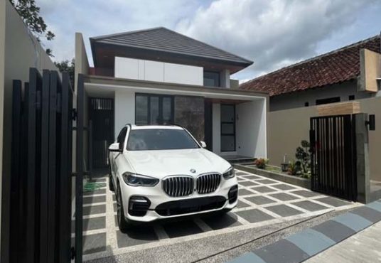 Rumah Limasan Tropis Modern dengan Tanah Luas di Jakal Km 10