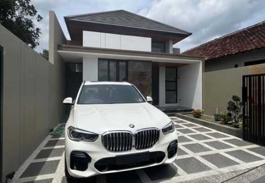 Rumah Limasan Tropis Modern dengan Tanah Luas di Jakal Km 10