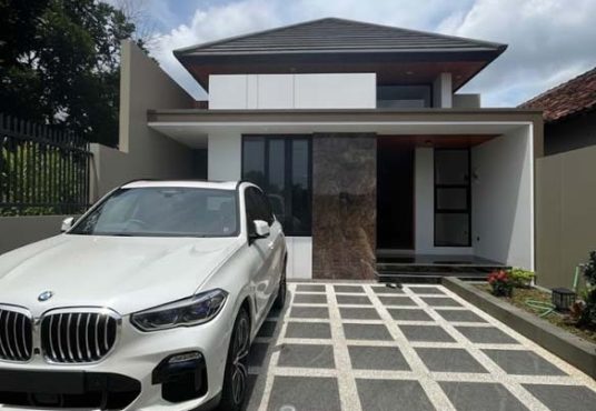 Rumah Limasan Tropis Modern dengan Tanah Luas di Jakal Km 10