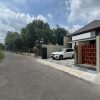 Rumah Limasan Tropis Modern dengan Tanah Luas di Jakal Km 10
