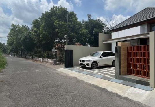 Rumah Limasan Tropis Modern dengan Tanah Luas di Jakal Km 10