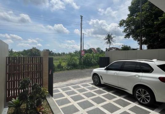 Rumah Limasan Tropis Modern dengan Tanah Luas di Jakal Km 10