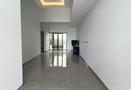 Rumah Limasan Tropis Modern dengan Tanah Luas di Jakal Km 10