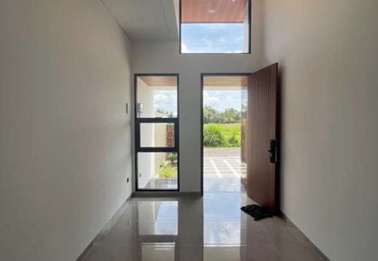 Rumah Limasan Tropis Modern dengan Tanah Luas di Jakal Km 10