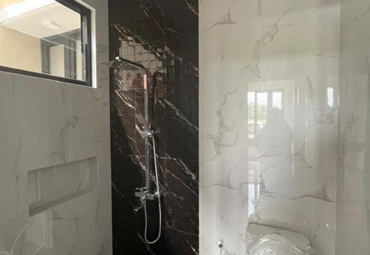 Rumah Limasan Tropis Modern dengan Tanah Luas di Jakal Km 10