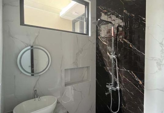 Rumah Limasan Tropis Modern dengan Tanah Luas di Jakal Km 10