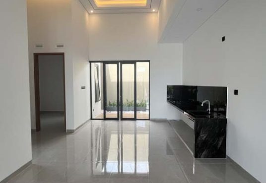 Rumah Limasan Tropis Modern dengan Tanah Luas di Jakal Km 10
