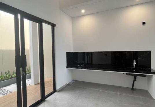 Rumah Limasan Tropis Modern dengan Tanah Luas di Jakal Km 10