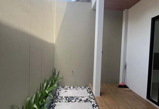 Rumah Limasan Tropis Modern dengan Tanah Luas di Jakal Km 10