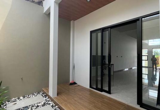 Rumah Limasan Tropis Modern dengan Tanah Luas di Jakal Km 10