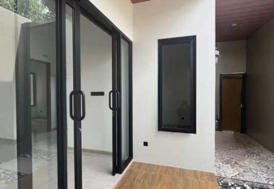 Rumah Limasan Tropis Modern dengan Tanah Luas di Jakal Km 10