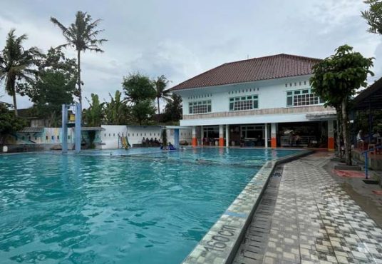 Dijual Rumah Luas dengan Kolam Renang Umum Cocok untuk Villa Hunian & Investasi Liburan