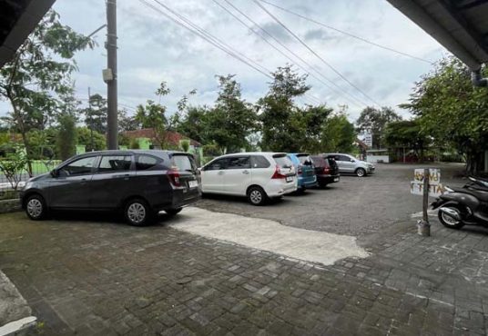 Dijual Rumah Luas dengan Kolam Renang Umum Cocok untuk Villa Hunian & Investasi Liburan