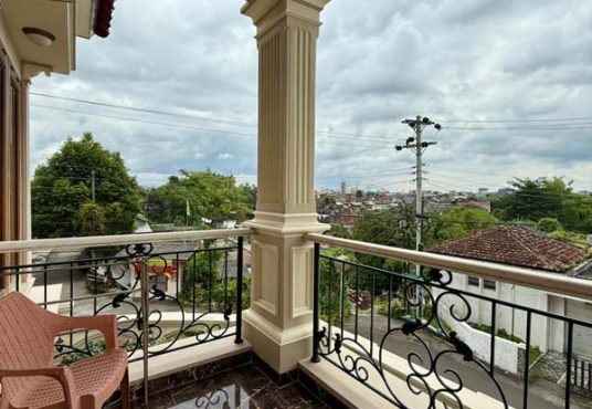 Rumah Villa Mewah Mediteran dekat Tugu Jogja