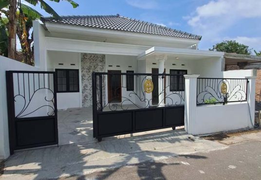 Rumah Baru Putih Limasan Modern Utara Pasar Godean