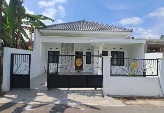 Rumah Baru Putih Limasan Modern Utara Pasar Godean