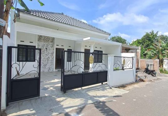 Rumah Baru Putih Limasan Modern Utara Pasar Godean