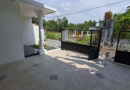 Rumah Baru Putih Limasan Modern Utara Pasar Godean