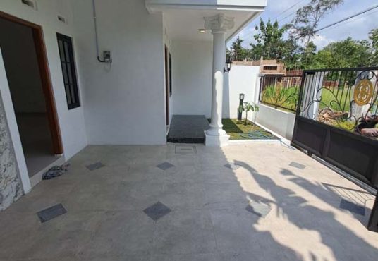 Rumah Baru Putih Limasan Modern Utara Pasar Godean