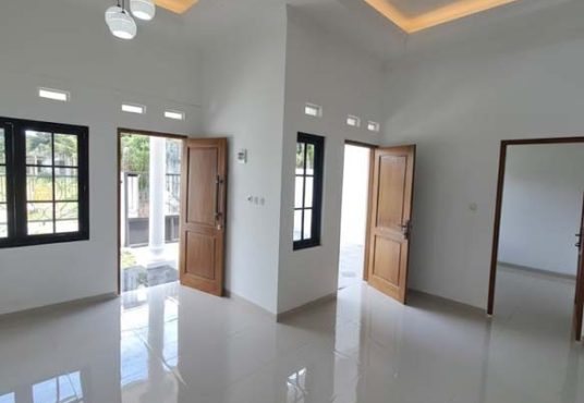 Rumah Baru Putih Limasan Modern Utara Pasar Godean