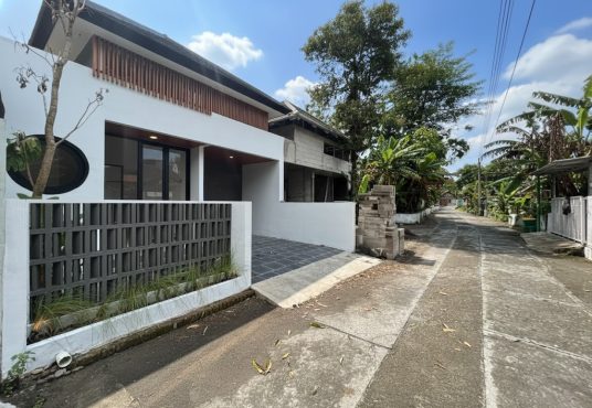 Rumah Cantik Japandi Modern Dekat Masjid Agung dan Perkantoran Pemda Bantul