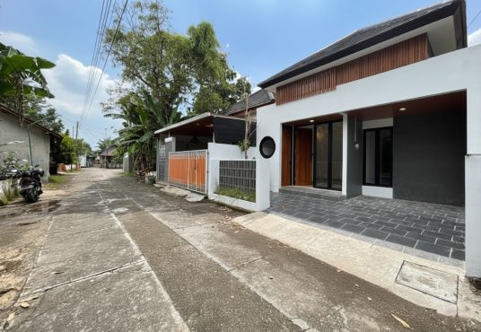 Rumah Cantik Japandi Modern Dekat Masjid Agung dan Perkantoran Pemda Bantul
