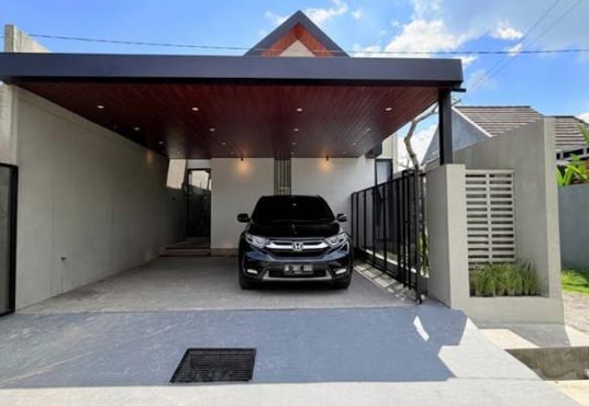 Rumah Mewah Baru Full Furnished Tanah Luas Dekat Exit Tol Purwomartani Kalasan