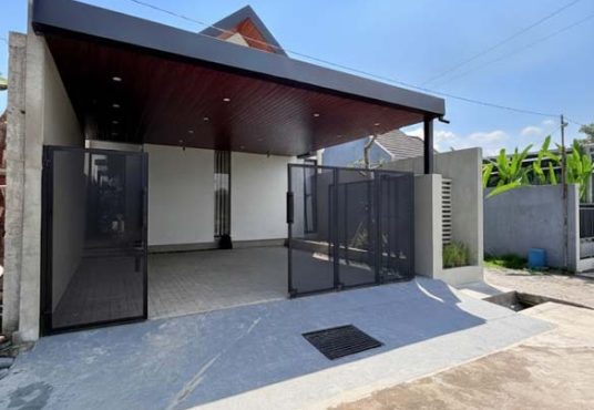 Rumah Mewah Baru Full Furnished Tanah Luas Dekat Exit Tol Purwomartani Kalasan