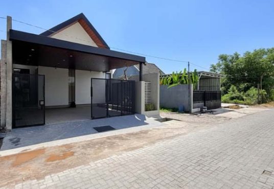 Rumah Mewah Baru Full Furnished Tanah Luas Dekat Exit Tol Purwomartani Kalasan