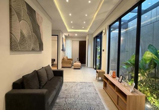 Rumah Mewah Baru Full Furnished Tanah Luas Dekat Exit Tol Purwomartani Kalasan