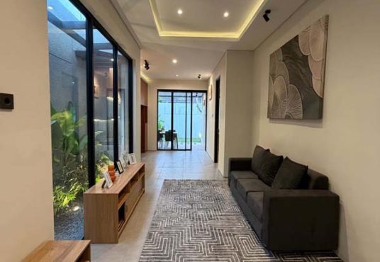 Rumah Mewah Baru Full Furnished Tanah Luas Dekat Exit Tol Purwomartani Kalasan