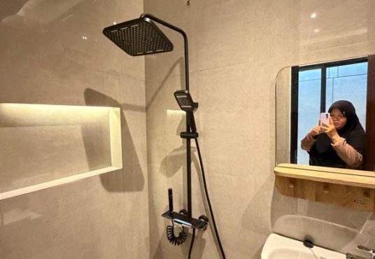 Rumah Mewah Baru Full Furnished Tanah Luas Dekat Exit Tol Purwomartani Kalasan