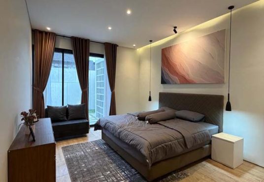 Rumah Mewah Baru Full Furnished Tanah Luas Dekat Exit Tol Purwomartani Kalasan