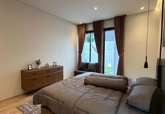 Rumah Mewah Baru Full Furnished Tanah Luas Dekat Exit Tol Purwomartani Kalasan