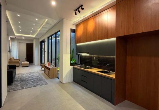 Rumah Mewah Baru Full Furnished Tanah Luas Dekat Exit Tol Purwomartani Kalasan